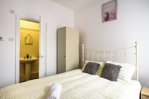 Seaside - House - Sleeps 10 - Parking - Garden - Holiday bungalows