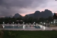 Vang Vieng Lisha the Grand Riverside Hotel--Nam song River Views from Your Balcony - Yüzme Havuzu