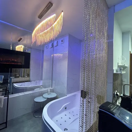 Glass House Hot Tub Apartments