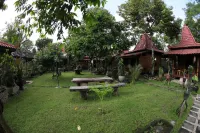 Omah Garengpoeng Guest House Hotels in Wanurejo