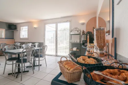 Brit Hotel Clermont l'Herault Отели в г. Сен-Гиро