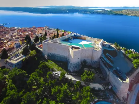 Duma Apartments Sibenik Отели рядом с достопримечательностью «Собор Святого Иакова»
