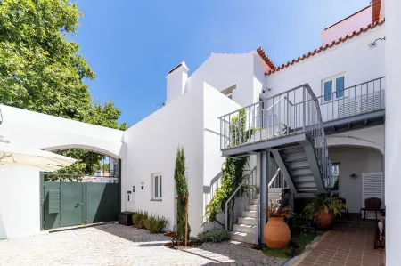 Limehome Evora Largo Dos Penedos Отели рядом с достопримечательностью «Igreja de Santo Antao»