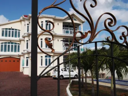 Luxor Residence Guesthouse Отели рядом с достопримечательностью «Остров Серф»