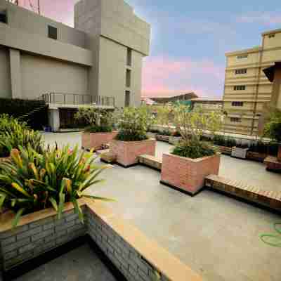 Yash International Hotel Exterior