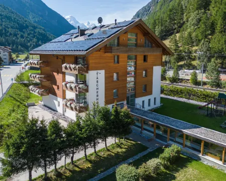 โรงแรมท็อชเซอร์โฮฟ โรงแรมในTasch