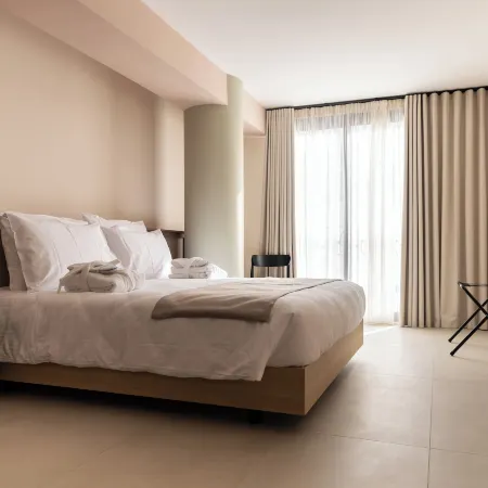 M31Boutique Suites Отели рядом с достопримечательностью «Пляж Голден-Бэй»