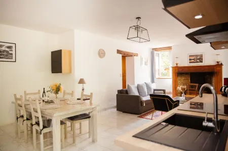 La Borgnardais Отели рядом с достопримечательностью «La Maison du Graal»