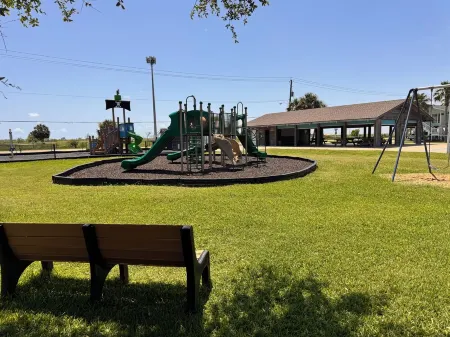 Charming 2-bedroom cottage on the canal in Jamaica Beach.