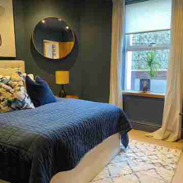 Stunning Apartment by the Leas, West End Rooms