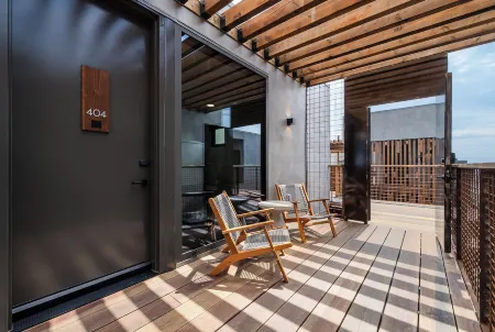 City24 Condo Hotel Little Italy Mission Hills Отели рядом с достопримечательностью «Ботаникал Билдинг»