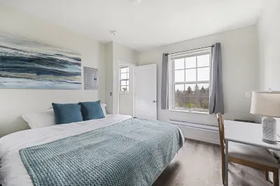 Modern Retreat Near Henry Ford Các khách sạn ở 