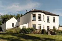 Holyland House - Greenacres Estates Отели рядом с достопримечательностью «Грин Бридж»