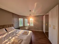 Yeşil Panjurlu Bahçeli Villa