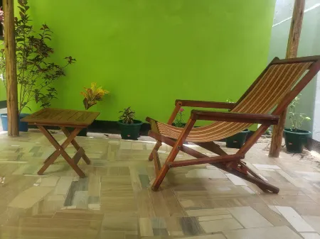 L &j modern backpackers BnB Отели рядом с достопримечательностью «Коко Бич»