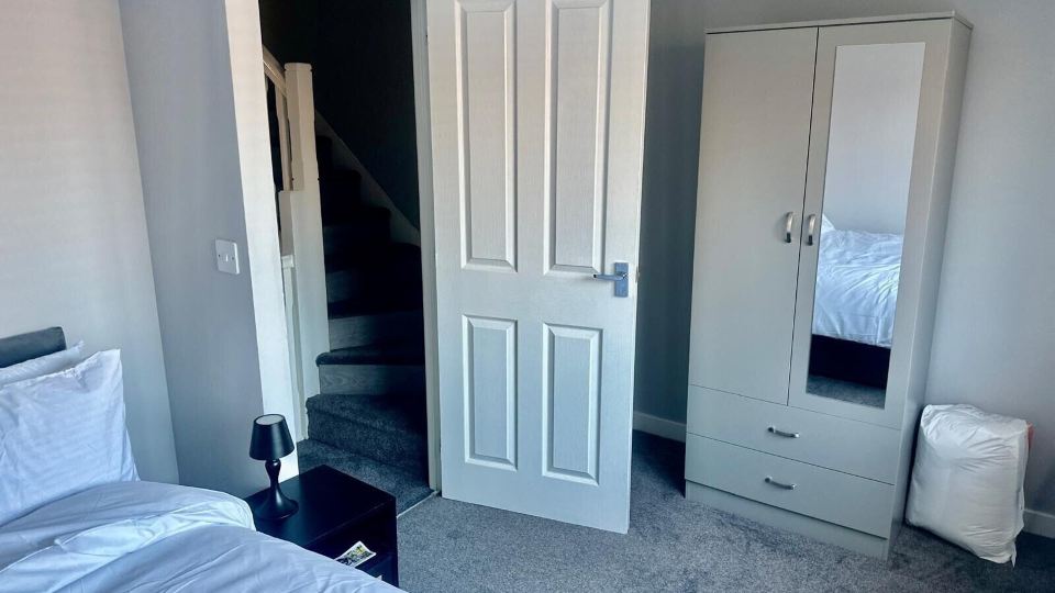Luxurious Wolverhampton Retreat with 4 Bedrooms