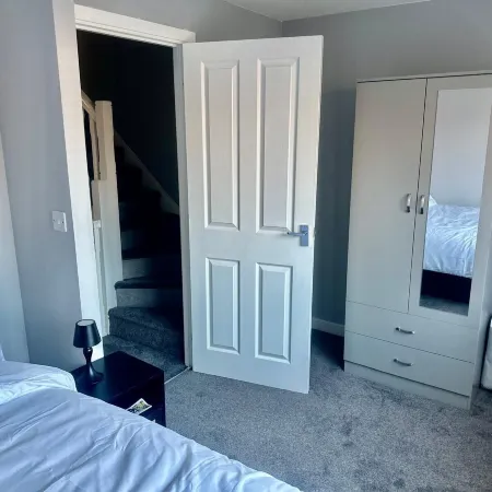 Luxurious Wolverhampton Retreat with 4 Bedrooms