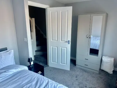 Luxurious Wolverhampton Retreat with 4 Bedrooms Отели в г. Уольверхэмптон