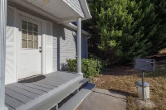 Our Tennessee Mountain Home - Great Location! Close to All the Action! 2 Bedroom Cabin by Redawning