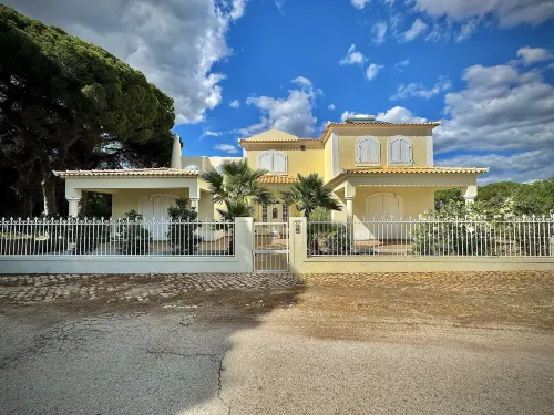 Quarteira Premium Villa with Pool by Homing - maisons de vacances