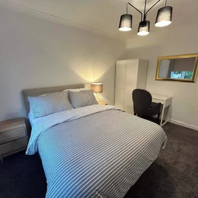 Cosy 3-bed Retreat - Garden, Parking & Bbq Hotels near Frankley Services M5