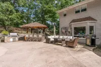 Family Retreat with Autumn Views and Fireplace Hotels in Stony Point