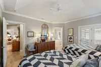 Lovely 2 bedroom, 2.5 bath condo, close to pool and beach.