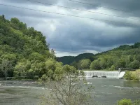 Beautiful new Condo sleeps up to 16 on New River with Rooftop Deck view of Falls Hotels in Fries