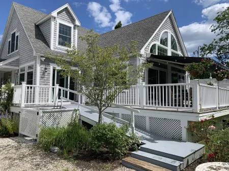 Coastal Cottage with Stunning Outdoor Shower - Spacious and Comfortable Retreat