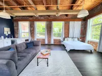 Stunning City Loft with WiFi in Historic Building Hoteles en Providence