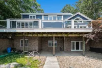 Serene lakefront retreat with an expansive deck, dock access, game room, & AC Hotel in zona Andrews University Department of Communication