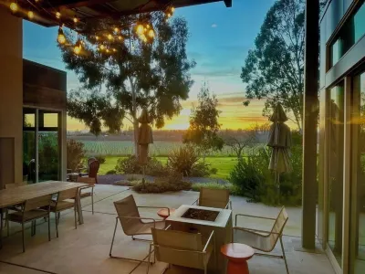 Modernist Compound With Expansive Views Overlooking Bellflower Vineyards Hotel in zona Aeroporto della Contea di Sonoma-Charles M. Schulz