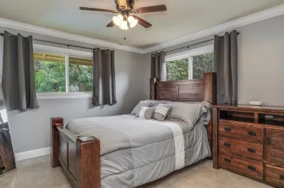 Beautiful conveniently located 2-bedroom ocean view home in Kailua-Kona. 파인 트리스 서핑 비치 주변 호텔