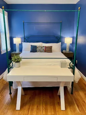 Vintage City Chic: The Artist's Haven. 5 Blocks from Lake Michigan! Hotels near Indian Boundary Park Cultural Center