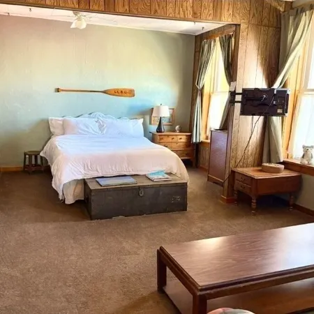 Beautiful Century old Apartments-Apt B