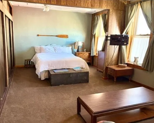Beautiful Century old Apartments-Apt B Hotels in Algoma