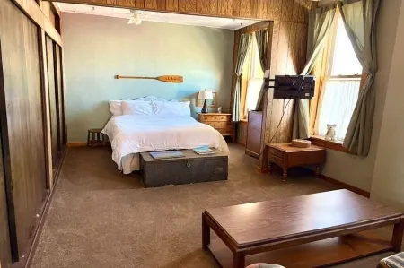 Beautiful Century old Apartments-Apt B