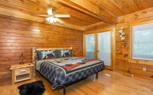 Stunning 5 Acre Lake Cabin, Community Pool