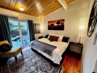 Humboldt Haven: Gorgeous Home for 10 w Gardens, Firepits, Forest & Bay Views
