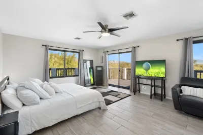 Backyard Oasis, Mountain Views, Resort Style Pool & Jacuzzi! Tucson Clay Co-Op附近的飯店
