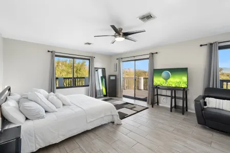 Backyard Oasis, Mountain Views, Resort Style Pool & Jacuzzi! Отели рядом с достопримечательностью «Tucson Clay Co-Op»