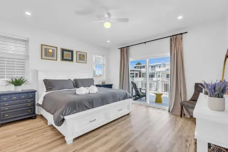 Top Floor Balcony, 2 Blocks to Beach, Park 2 Cars, Linens + Towels included