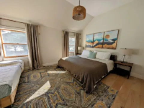 Indoor Pool, 7 Bdrm, Designer Home, Hot Tub, Stunning Kitchen Hotels in Highland