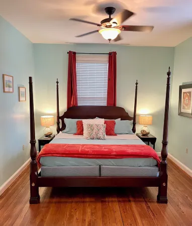 Downtown Blue Manor 1 Отели рядом с достопримечательностью «The Boathouse»