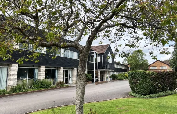 蒂弗頓酒店休息室和場地