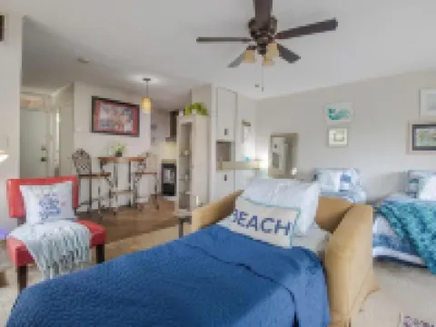 Cozy upstairs Studio Condo at Diamondhead overlooking the Lake & Country Club Hotels in Diamondhead