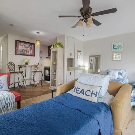 Cozy upstairs Studio Condo at Diamondhead overlooking the Lake & Country Club