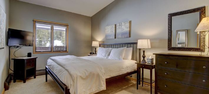 Cozy ski in , heated pool, on golf course, mtn view, tubing, king bed, garage Hotels in Copper Mountain