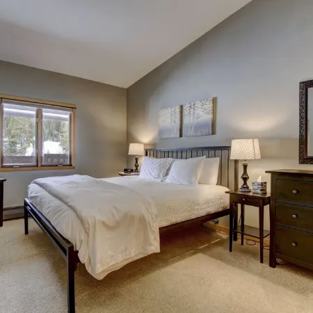 Cozy ski in , heated pool, on golf course, mtn view, tubing, king bed, garage