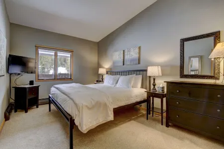 Cozy ski in , heated pool, on golf course, mtn view, tubing, king bed, garage